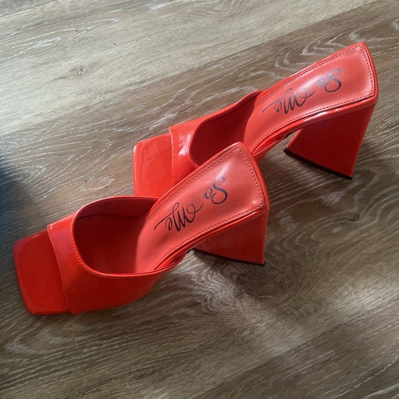 So Me Women's Red Block Heel Mules - Picture 2 of 5